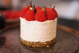 Le cheesecake aux framboises, pistaches et chocolat blanc. Cheesecake Aux Framboises Modern Rouge Hervecuisine Com