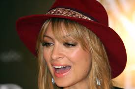 It is also perfectly trimmed with a nice side parting which forms the right frame for her face. Nicole Richie Doesn T Like Make Up Social News Xyz