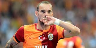 Galatasaray'ın brezilyalı futbolcusu felipe melo ile fenerbahçe'nin tecrübeli futbolcusu emre brezilyalı futbolcunun emre'ye doğru dilini çıkarmasının ardından emre belözoğlu bir hayli sinirlendi. Melo Emre Ye Dil Cikardi Sosyal Medya Ayaga Kalkti