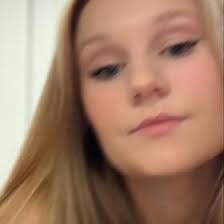 Laura Behling's Instagram, Twitter & Facebook