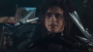 Video Timothée Chalamet se convierte en hijo del 'Joven manos de tijeras'  para el Super Bowl LV