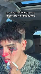 Jardinería divertida con un payaso en el jardín