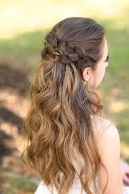 Hier seht ihr wie ich auch völlig glattem, feinen haar mit viel schaumfestiger, kreppeisen, toupage, lockenstab und haarspray diese beliebte brautfrisur. 1001 Ideen Und Anleitungen Fur Wundervolle Abiball Frisuren