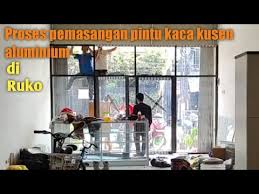 Penggunaan pintu kaca aluminium pada bagian tersebut membuat ruangan terlihat minimalis dan bisa kelihataan dari luar. Proses Pemasangan Pintu Kaca Kusen Aluminium Renovasi Ruko Cara Pasang Pintu Kaca Alum Anti Debu Youtube