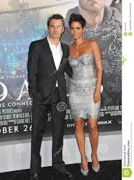 Halle berry, 41 ans, a annoncé la semaine dernière qu'elle était enceinte de 3 mois. Halle Berry Halle Berry La Biographie De Halle Berry Avec Gala Fr