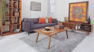 Kayu memang bisa menambah gaya elegan sebuah ruangan rumah, termasuk dengan plafon minimalis dengan unsur kayu ini. Sempurnakan Ruang Pakai 5 Meja Tamu Minimalis Fabelio Fabelio