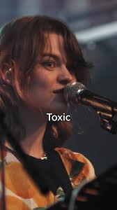 Live Music Performance with Ellie Dixon in Cologne