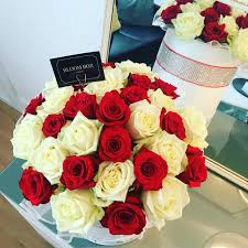 Bloom in a box is a gift, combining the elegance of a single cut flower with a personalised our aim and intention is to make ordinary moments and occasions feel extraordinary by reinventing the gifting of flowers. Bloom Box London Bloomboxlondon Twitter