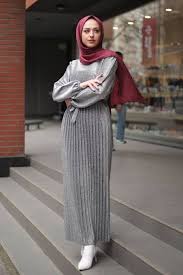 Böylece bahar rengi olan sarının gücünden de faydalanmış olursunuz. Gri Triko Elbise Kombinleri Tarz Kadin