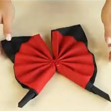 Ce pliage de serviette en papier facile vous permettra de créer un étui à couverts pratique pour les enfants. Pliage De Serviette En Papillon Tuto Video