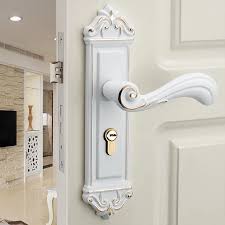 Saat memilih pintu rumah minimalis, kualitas material tidak hanya jadi aspek krusial yang harus dipertimbangkan. Eropa Putih Interior Kamar Kunci Pintu Minimalis Modern Handle Lock Kamar Tidur Pintu Kunci Pintu Kayu Menangani Gagang Pintu Aliexpress