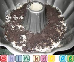 Setelah itu, tuang separuh puding busa di atas lapisan pertama tadi (puding coklat) setelah mengeras. Puding Busa Susu Coklat Oreo Shinhyoae