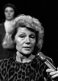 La actriz estadounidense Rita Hayworth durante una conferencia de prensa.  Buenos Aires 1976. 📷 Eduardo Comesaña.