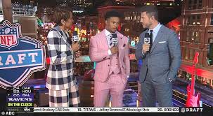 Cardinals Considering Heisman Winner Kyler Murray Or Alabama Star Quinnen Williams With Top Pick Daily Mail Online When kyler murray was seen with a kimono jacket, his mom said that was on purpose.