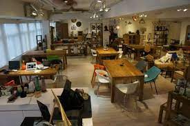 howe cafe 工廠區的木調cafe howe環境寬敞 集cafe與傢具店於是一身 提倡簡約環保 售賣的傢具以實木為主 cafe所用到的枱櫈及擺設都可購買 看完傢具 不妨可以坐下來享受美食 all day breakfast 沙律 意粉 home decor conference room table room