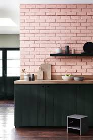 les plus belles inspirations deco avec un mur de briques cuisine rose credence cuisine peinture cuisine
