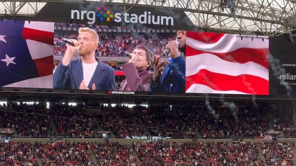 Pentatonix stuns with incredible rendition of the National Anthem on  Christmas Day Check the comments for the full story. 👇  https://www.mamasuncut.com/pentatonix -nfl-fans-speechless-national-anthem/?utm_medium=imagesocial&utm_source=dearlypresents