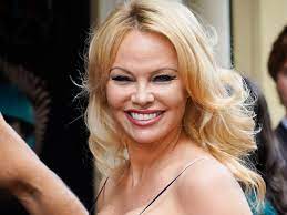 Pamela Anderson verschafft “Baywatch Beach Hair” ein Comeback – und sie  färbt es selbst, mit diesem Produkt für unter 5 Euro | GLAMOUR