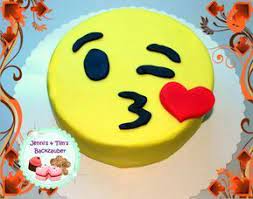 Smileytorte Emoji Torte Kuchen Mit Fondant Herzhafte Kuchen Und Ruhrteigkuchen