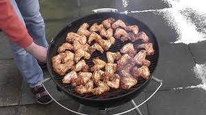 Chicken skin burns quickly, particularly when the marinade or rub contains high amounts of sugar. Chicken Wings Im Weber Grill Deutsch Youtube