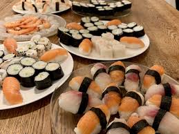 Faire des sushis à la maison est tout à fait abordable à tout un chacun. Les Sushi Maison C Est Facile Avec Le Tuto De Miss Tchiiif Cuisine Lifestyle Par Miss Tchiiif