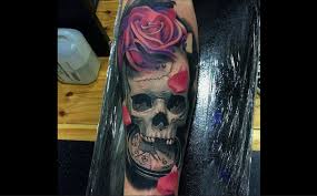 Ensemble de tatouages éphémères, pour femme et homme, représentant des têtes de mort avec des roses et des lettrages. Tatouage Tete De Mort Tattoome Le Meilleur Du Tatouage