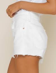 Kadınlara özel hazırlanan levi's 501 koleksiyonu birbirinden özel pantolon ve şort seçeneklerini sizlere sunuyor. Levis White 501 Shorts Online