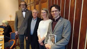 Tohto roku sme dostali vianočný darček od Inštitútu histórie Jagelovskej  univerzity v Krakove. Doviezol nám ho krakovský kolega dr. Adam Świątek.  Naša Knižnica poľských dejín a kultúry bude zas bohatšia. DZIĘKUJEMY👏  https://www.library.sk/arl-umb/sk ...