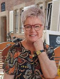 elderly woman seeks feedback