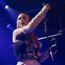 Mimi Webb - Wikipedia