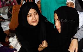 Bit.ly/16awdm1 official music video dari umi pipik berjudul ibu aktifkan. Pipik Dikabarkan Akan Menikah Lagi Ini Kata Ibunda Uje Okezone Celebrity
