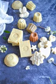 Au fur et à mesure de vos tests vous vous pouvez ensuite compléter votre recette de savon maison en ajoutant à la base du savon du colorant, du parfum, des ingrédients naturels. Savons Maison Mode D Emploi Et Recettes Saponification A Froid Les Recettes De Juliette