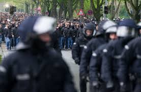 Marco caligiuri oyundan çıkarken marc pfitzner oyuna giren isim. Hannover 96 Gegen Eintracht Braunschweig Polizei Setzt Mehr Als 200 Fussball Fans Fest Fussball Stuttgarter Zeitung