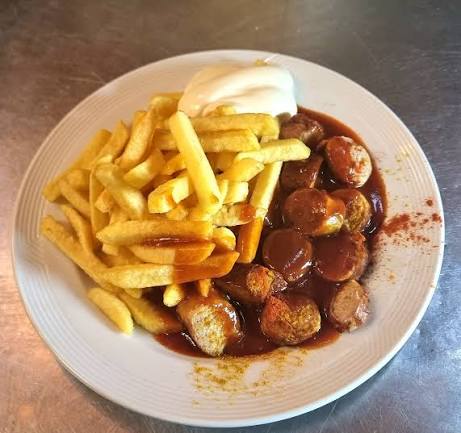 Currywurst Pommes Mayo geht immer, vorallem heute 😃,ab 13 Uhr geht's los.