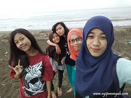 Di pantai ini terdapat kolam pemandingan yang dilengkapi dengan gazebo atau saung sebagai tempat bersantai. Wisata Pantai Sigandu Kabupaten Batang