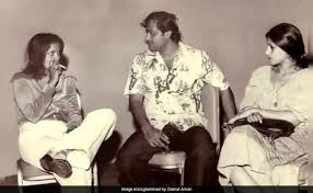 Dimple Kapadia Publicly Stood By Zeenat Aman In Trying Times: Despite  Scrutiny Of Her Own Life