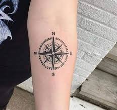 Hier wirst du beim tätowieren ebenfalls nur mäßige bis gar keine schmerzen spüren. Kompass Tattoo Arm Innen Oder Aussen Oder Knochel Hinten Oder Aussenseite Haut Tattoowierer