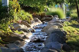 Bachlauf Anlegen Nutzliche Tipps Und Lebendige Vorschlage Bachlauf Anlegen Wasserspiel Garten Bachlauf Im Garten