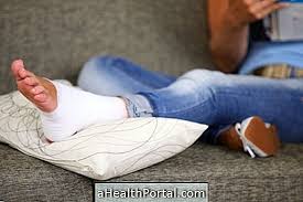 Kaki bengkak dan sakit di buku lali ialah symptom utama peringkat acute gout. 7 Penyebab Kaki Dan Pergelangan Kaki Bengkak Dan Bagaimana Untuk Merawat Gejala