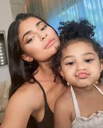 Kylie, the youngest Kardashian-Jenner sibling, shared a sweet morning  moment with her two kids, Stormi, 7, and Aire, 3 💕