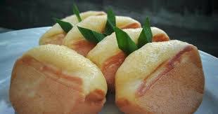 Daun suji mengandung zat warna klorofil untuk memberi warna hijau menawan, misalnya pada dadar gulung. Kue Dadar Gulung Berwarna Hijau Menggunakan Bahan Pewarna Alami Yaitu Sekilas Bahan