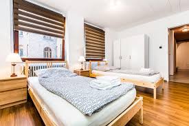 Beim betreten des apartments gelangt man zuerst in eine kleine diele, die auf der rechten seite über einen praktischen einbauschrank verfügt. Koln Mulheim Wohnung Koln