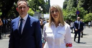 Ο χρυσοχοϊδησ αναζητα τουσ δολοφονουσ. Stelios Petsas To Koyrema Apo Thn Syzygo Toy Fwtografies Politis Online