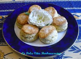 In una terrina lavorate 100 g di burro, 130 g di burro di arachidi, 180 g di zucchero e 20 g di melassa fino a ottenere un composto spumoso. Panini Dolci Americani La Dolce Vita