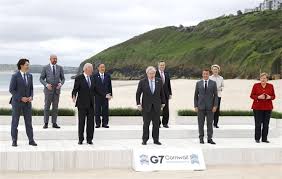 G7 、 主要7ヶ国首脳会議 、 先進7ヶ国首脳会議 、あるいは単に サミット （首脳の地位を 山頂 に擬えたもの）ともいう。 ロシア連邦 が参加していた1998年から2013年までは、 g8 、 主要8ヶ国首脳会議 などと呼ばれていた。 Csneuawr0obdm