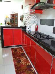 Walaupun dapur tergolong mungil, coba salah satu kombinasi warna cat dapur berikut agar ruangan terasa jauh lebih luas dan nyaman. Kabinet Dapur Merah Hitam Desainrumahid Com