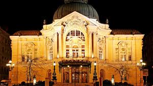 A cipőket a vígszínház művészbejárójánál kihelyezett kosárba várják. Kilenc Bemutatot Tervez A Vigszinhaz A Jovo Evadban