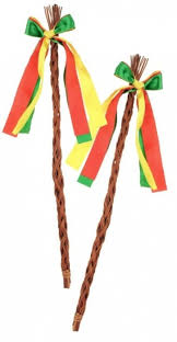 A pomlázka is a stick made by braiding together several thin branches of willow rods and adding colorful ribbons at the top end. Pomlazka Z Prouti 40 Cm 2629 Vase Online Papirnictvi