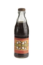 Transparente Flasche Gefullt Mit Rostigem Kronenverschluss Im Unteren Drittel Ein Etikett Rot Darauf Im Braunen Kasten Auf Schwarzem G Cola Flaschen Kola
