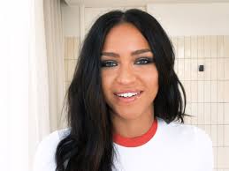 Black haired girl is ry, brown haired girl is cassie/me. Cassie S Beauty Secrets Foolproof Smoky Eyes And Glossy Lips Vogue